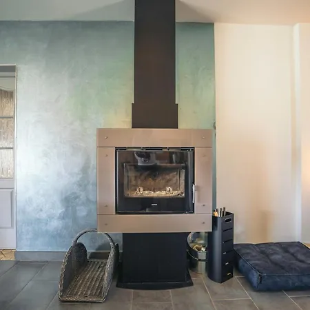 Moderne Avec Piscine Dans Village Calme