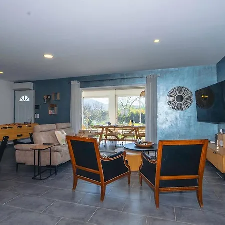 Moderne Avec Piscine Dans Village Calme *