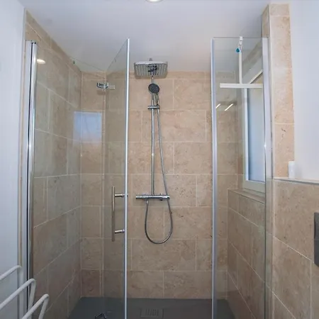 Moderne Avec Piscine Dans Village Calme Venejan