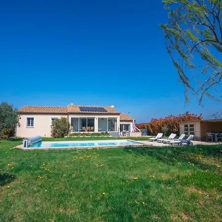 Moderne Avec Piscine Dans Village Calme