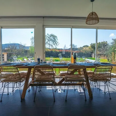 Moderne Avec Piscine Dans Village Calme Venejan