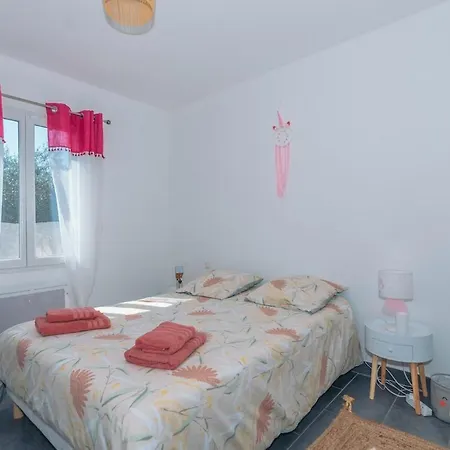 Moderne Avec Piscine Dans Village Calme