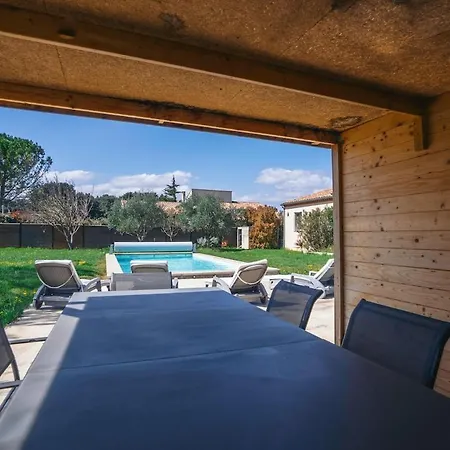 Moderne Avec Piscine Dans Village Calme *