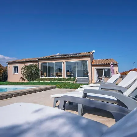 Villa Moderne Avec Piscine Dans Village Calme *