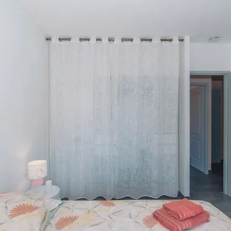 Moderne Avec Piscine Dans Village Calme Вилла Venejan