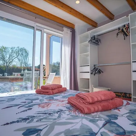 Moderne Avec Piscine Dans Village Calme *