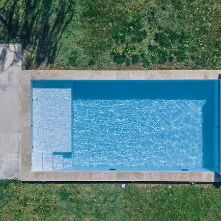 Moderne Avec Piscine Dans Village Calme Venejan