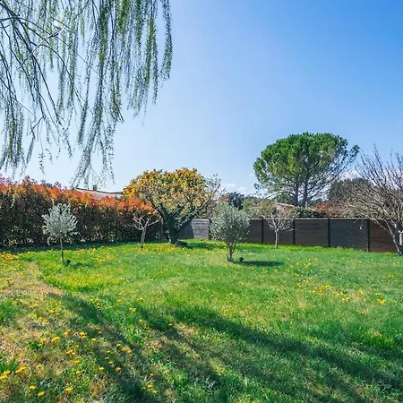 Moderne Avec Piscine Dans Village Calme Вилла