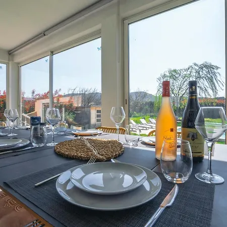 Villa Moderne Avec Piscine Dans Village Calme *
