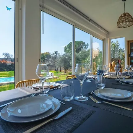 Moderne Avec Piscine Dans Village Calme Villa