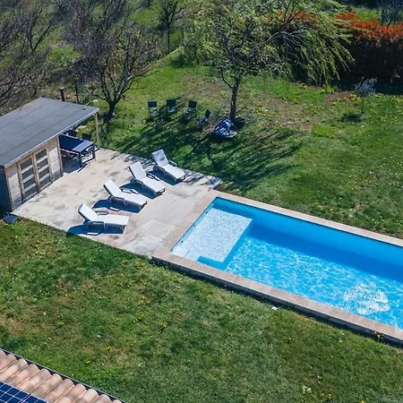 Moderne Avec Piscine Dans Village Calme
