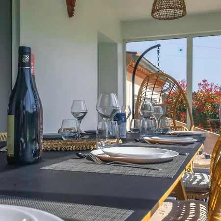 Moderne Avec Piscine Dans Village Calme