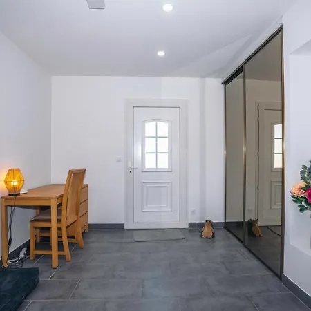 Moderne Avec Piscine Dans Village Calme Вилла