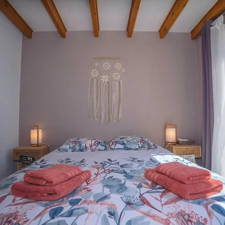 Moderne Avec Piscine Dans Village Calme Вилла
