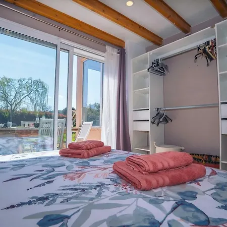 Moderne Avec Piscine Dans Village Calme *