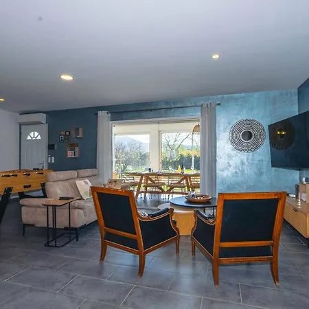 Moderne Avec Piscine Dans Village Calme Venejan