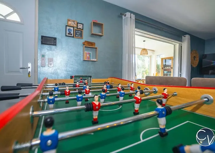 Moderne Avec Piscine Dans Village Calme