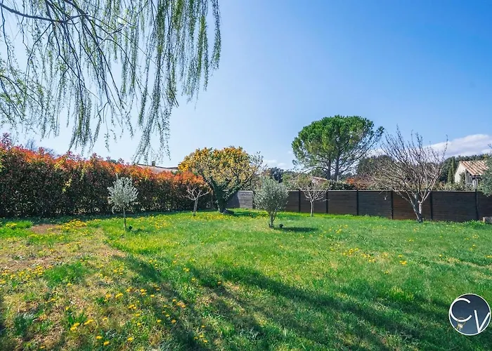 Moderne Avec Piscine Dans Village Calme فيلة